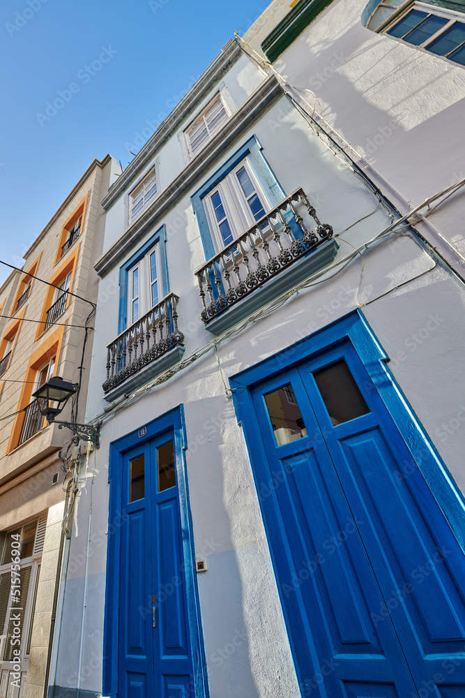 城市中充满活力的蓝色门建筑的经典建筑。古老和传统的低角度