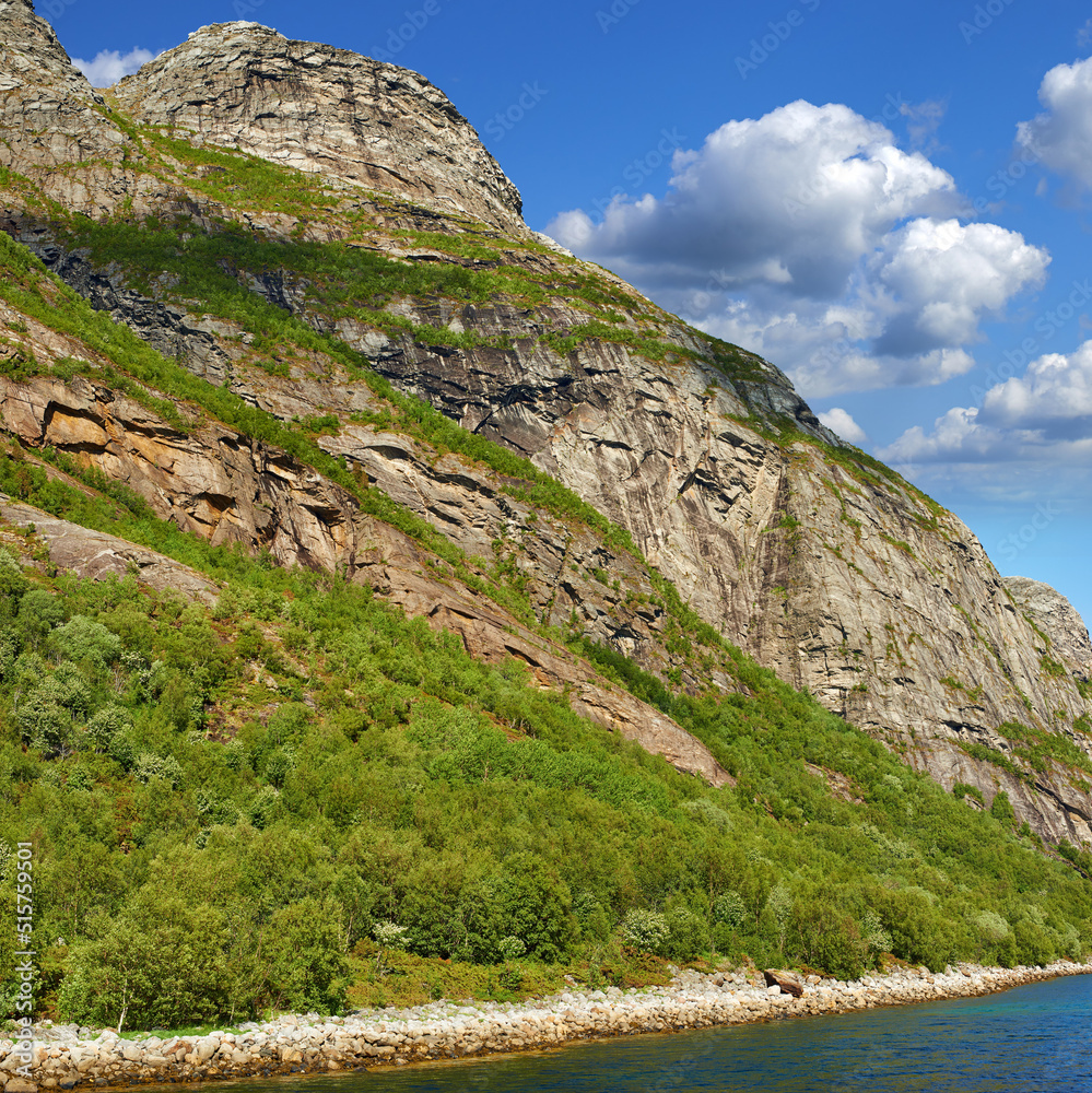 风景如画的挪威山湖海岸，靠近博多市。徒步前往