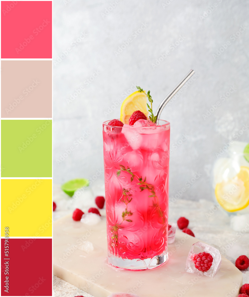 一杯清淡背景的美味树莓柠檬水。不同的颜色图案