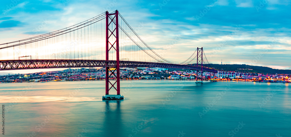 Paisaje de Lisboa al atardecer. Fotografía panorámica del puente 25 de Abril de la ciudad de Lisboa 