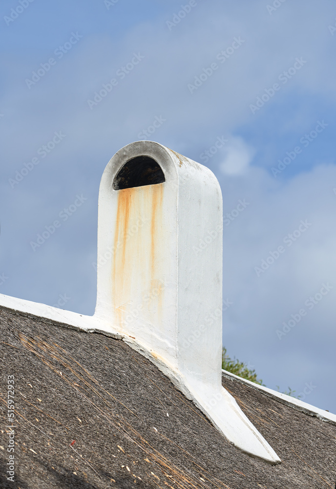 烟囱设计在房子或建筑物的屋顶上，背景是多云的天空，有警察