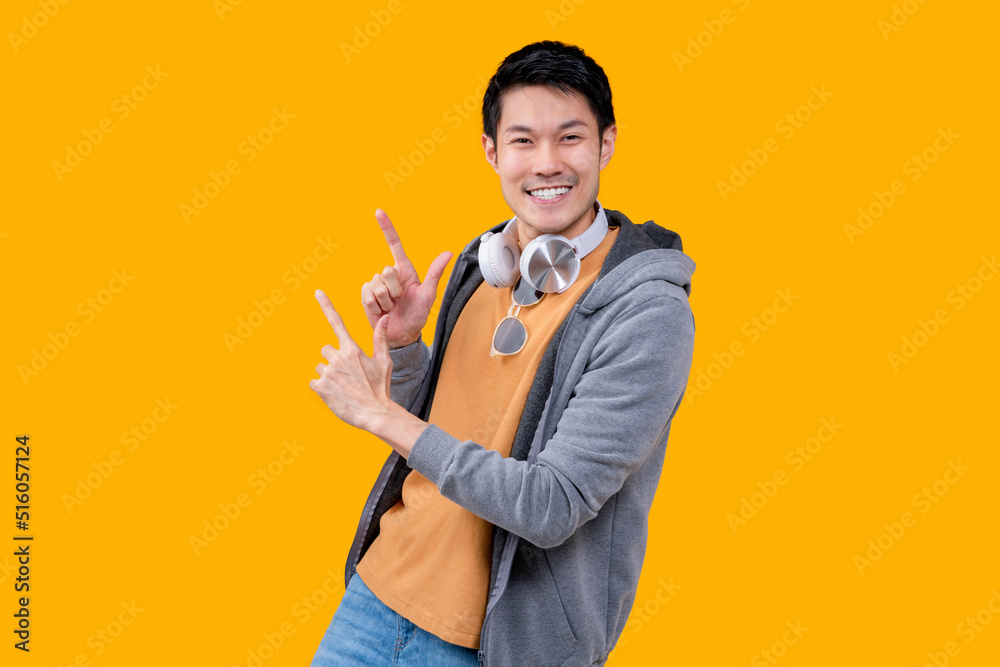 放松休闲退出生活方式亚洲男性成年潮人休闲布配耳机动作姿势m