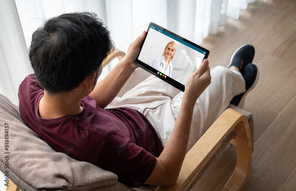通过时髦的远程医疗软件应用程序与患者进行虚拟会面，医生在线视频通话