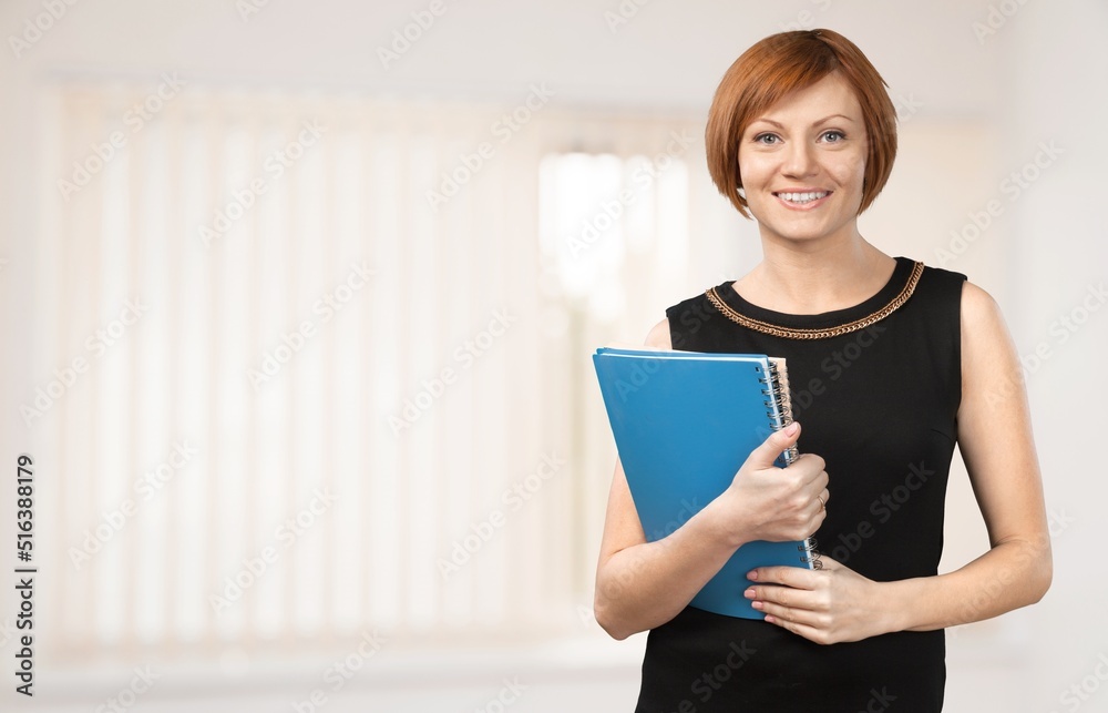 快乐的专业商务女性在剪贴板上写作，在现代办公室工作。专业conc