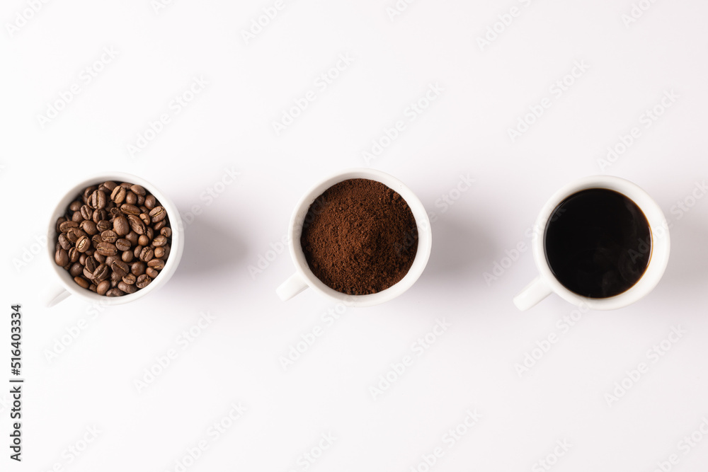 白底三杯咖啡、咖啡豆和咖啡的图像