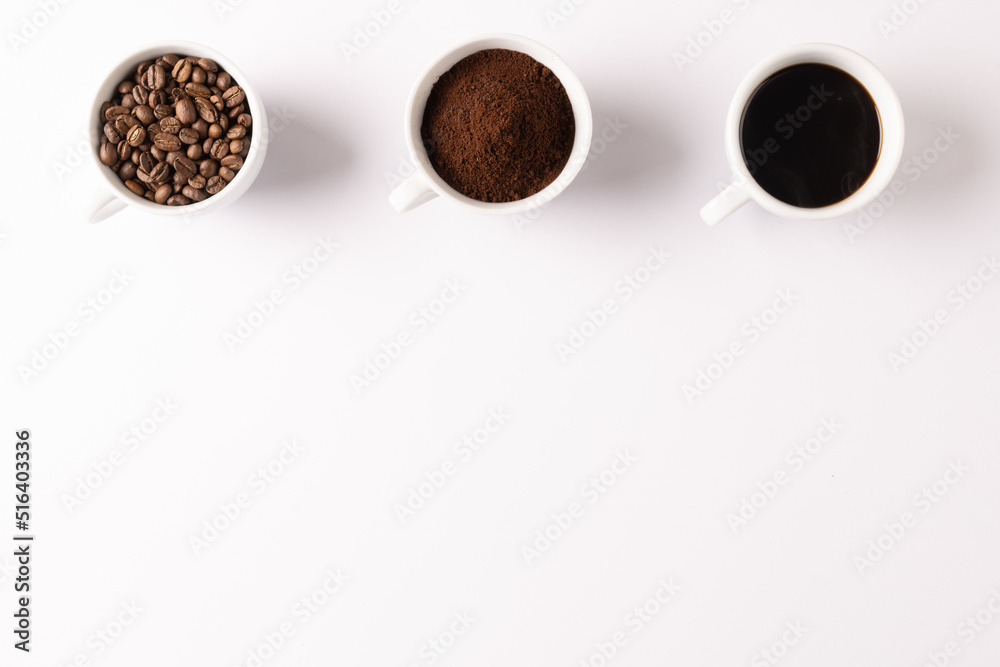 白底三杯咖啡、咖啡豆和咖啡的图像