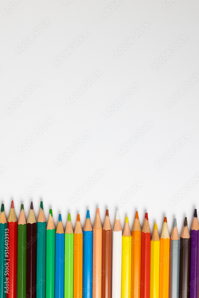 彩色蜡笔在带有复制空间的白色表面上的构图