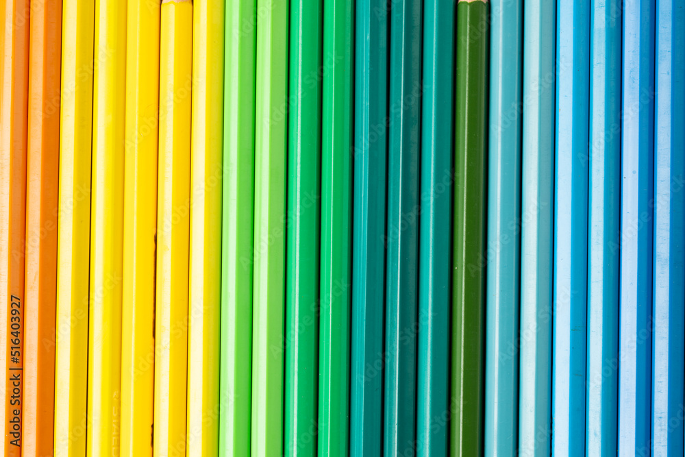 彩色蜡笔按彩虹顺序构图