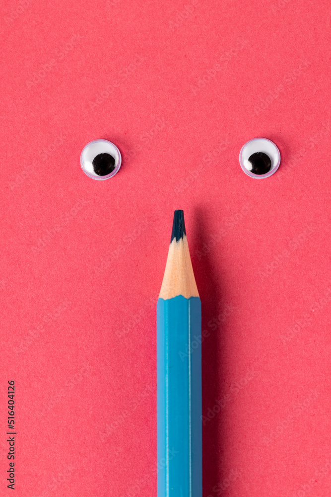 眼睛在蓝色表面的铅笔的垂直构图
