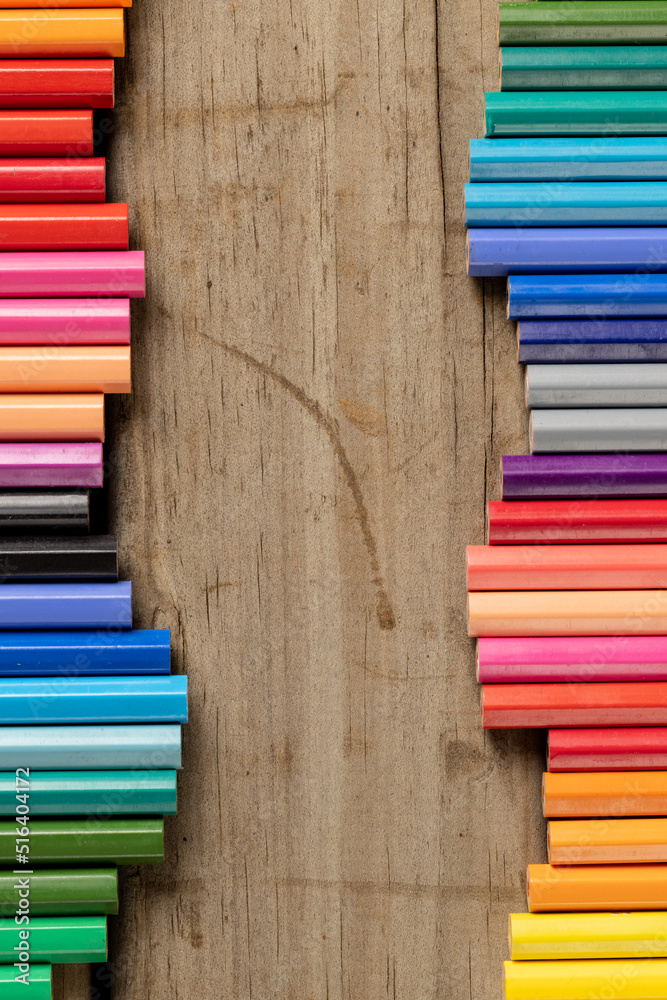 彩色蜡笔在木制背景上的垂直构图