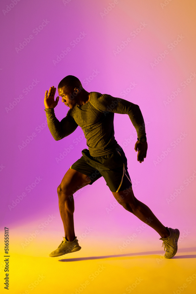 穿着粉色灯光运动服的非裔美国男跑步者