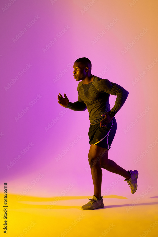 穿着粉色灯光运动服的非裔美国男跑步者