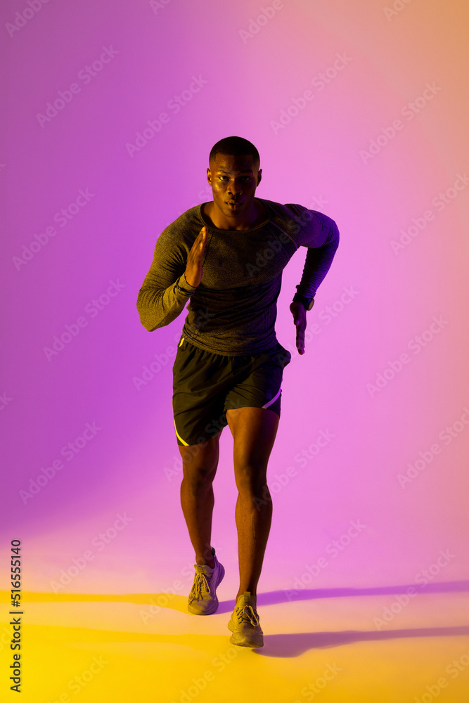 粉色灯光下穿着运动服的非裔美国男跑步者肖像