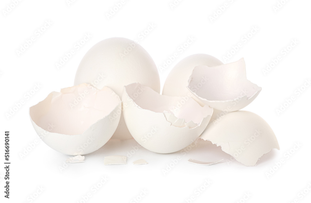 白色背景上的一堆蛋壳