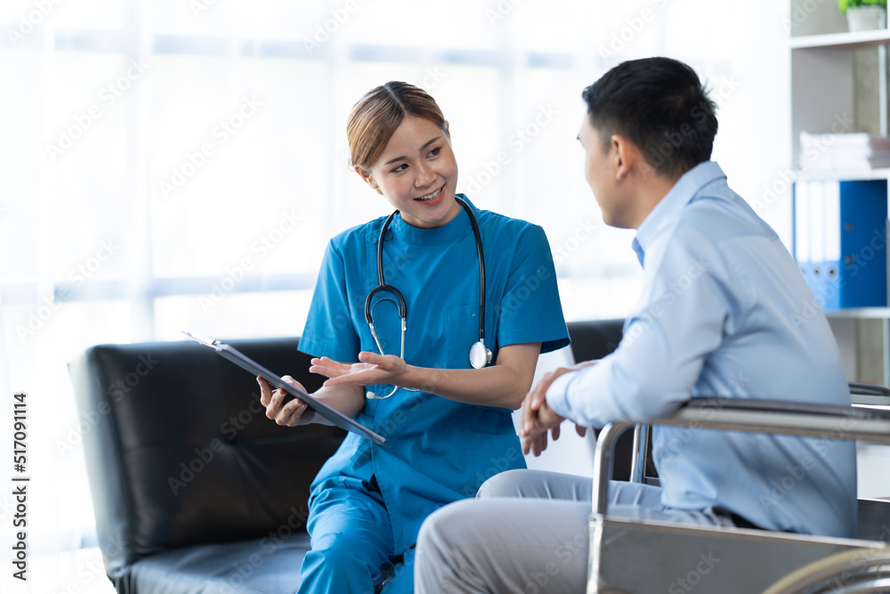医生和病人在医院办公室的体检中坐着聊天，特写。治疗