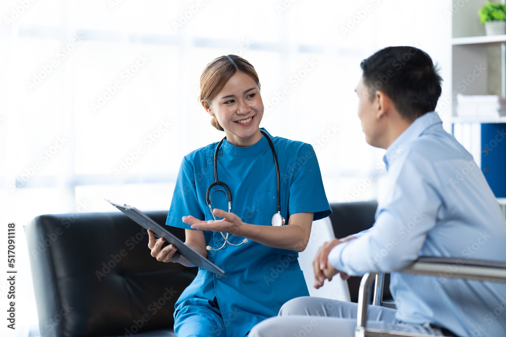 医生和病人在医院办公室的体检中坐着聊天，特写。治疗