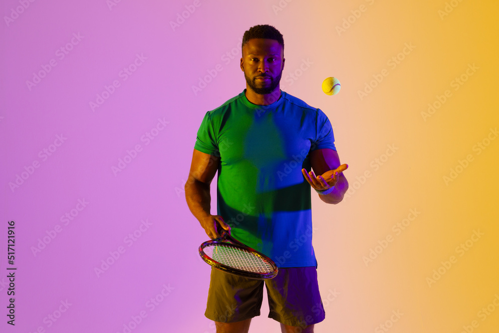 非裔美国男子网球运动员在紫色和黄色霓虹灯下的形象