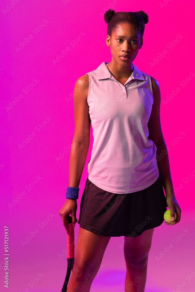 非裔美国女网球运动员在紫色和粉色霓虹灯下的垂直图像
