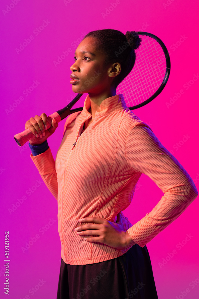 非裔美国女网球运动员在紫色和粉色霓虹灯下的垂直图像