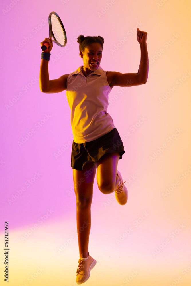 成功的非裔美国女网球运动员在紫色和黄色灯光下的垂直形象