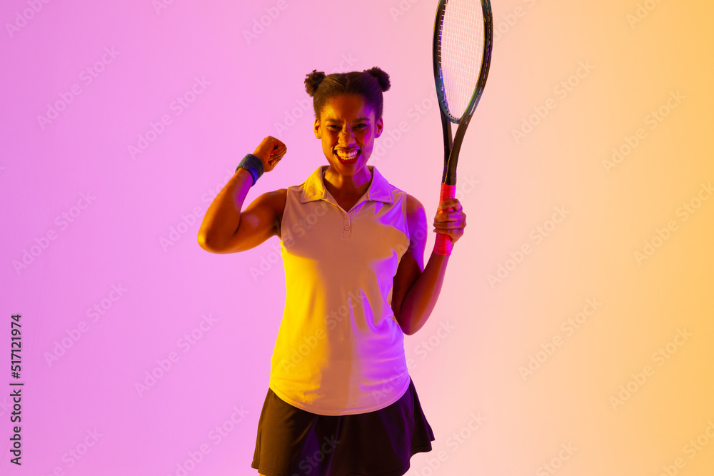 成功的非裔美国女网球运动员在霓虹灯、紫色和黄色灯光下的形象