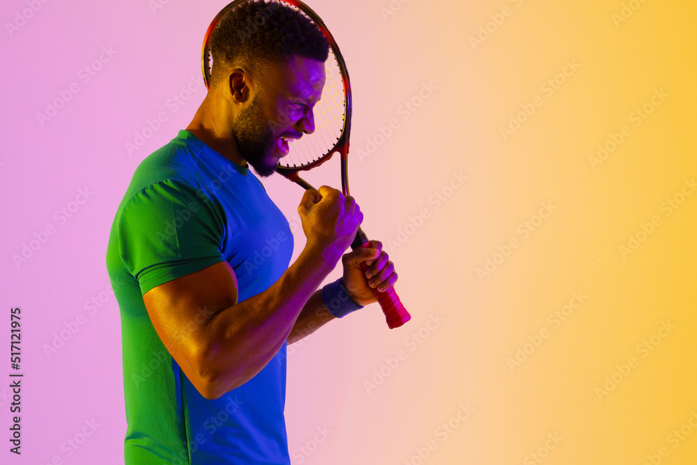 成功的非裔美国男子网球运动员在紫色和黄色灯光下的形象