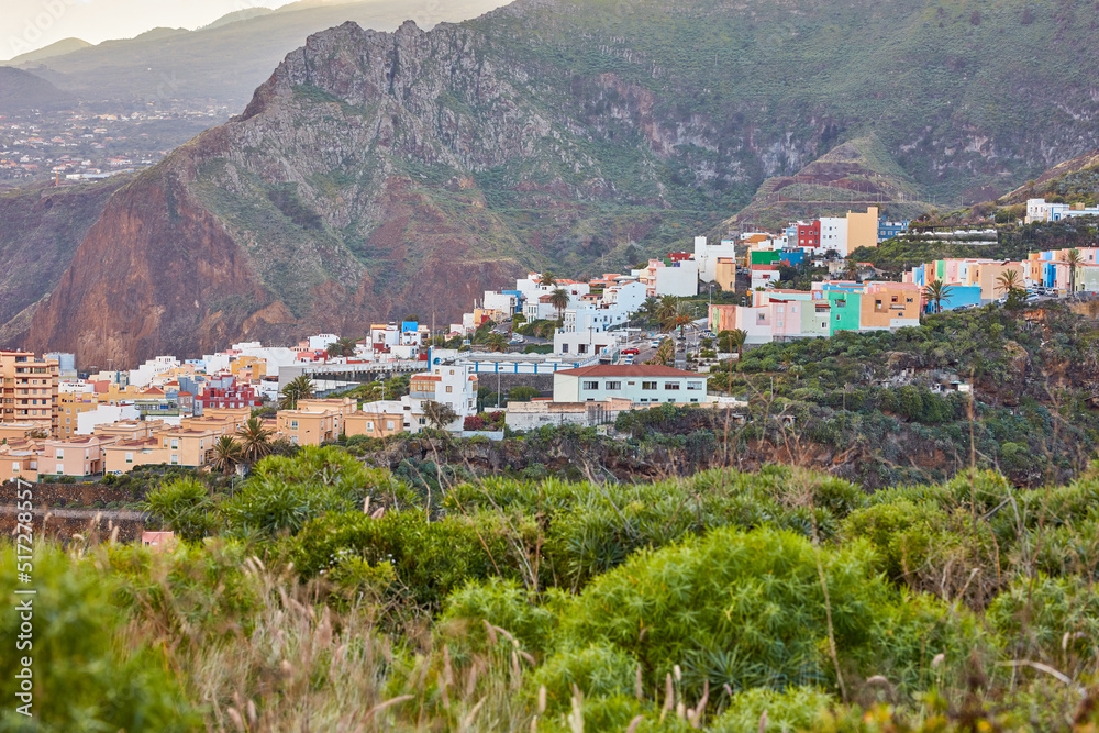 圣克鲁斯、拉帕尔马、加那利群岛的彩色建筑，带复制空间。美丽的城市景观，带