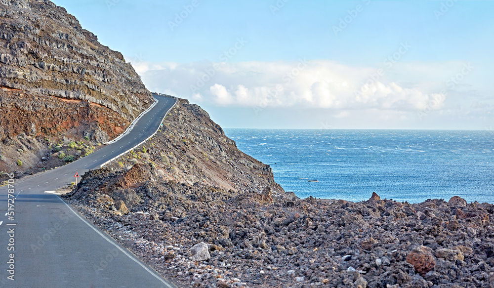 La Palma岛山区公路，在海边一条蜿蜒的道路上行驶到悬崖顶。视线