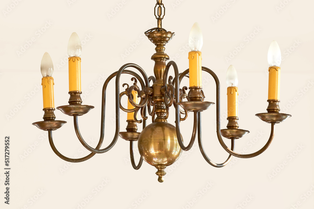 用于大门厅或餐厅的优雅复古吊灯。金色蜡烛状照明物体