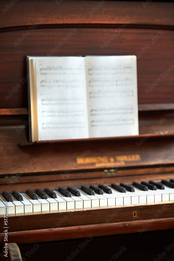 古典音乐节上带音符的老式钢琴。一个带