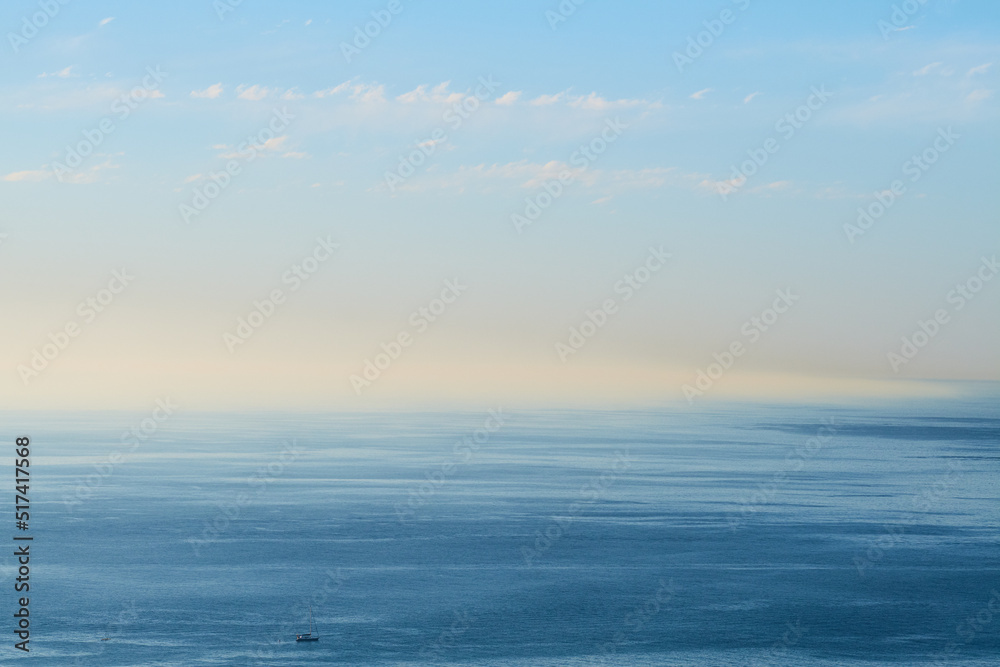 一片空旷的海洋，有蓝天和复制空间。海滩的开阔海景背景平静