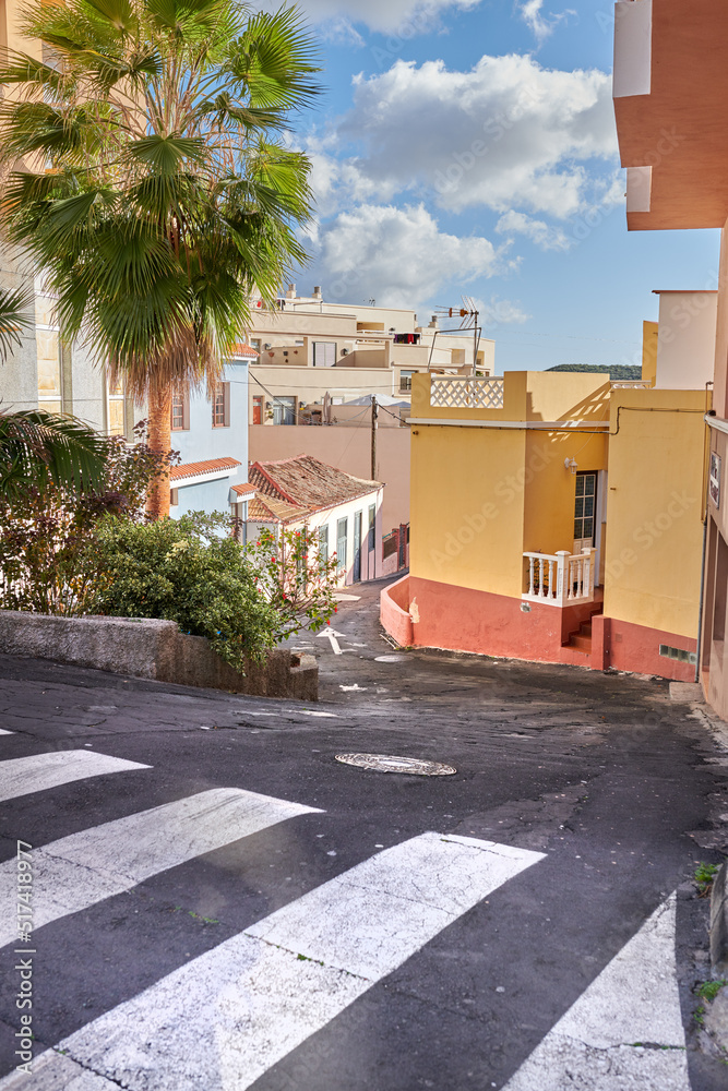 Santa Cruz de La Palma的一条蜿蜒的道路，有着传统建筑。安静，空旷的街道