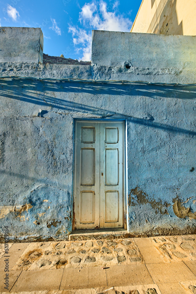 通往西班牙圣克鲁斯-德拉帕尔马一所房子或场地的神秘白色门。美丽的文化和