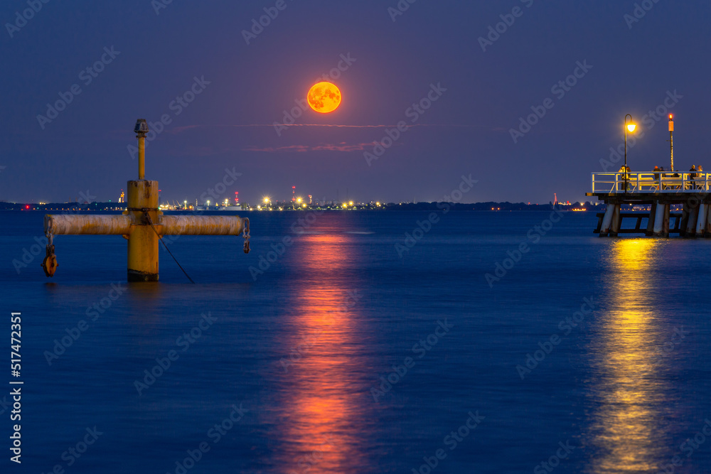 波兰格丁尼亚-奥尔洛沃码头七月的满月