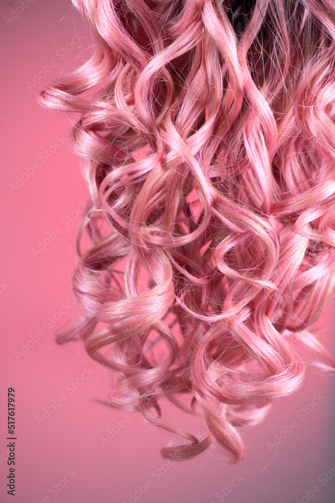 头发。美丽健康的长卷染粉红色头发特写纹理。时尚潮流的染波浪形h