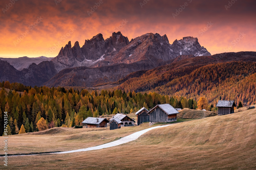 意大利多洛米蒂乡村Fuchiade山谷令人难以置信的红色日落。木屋，橙色落叶松