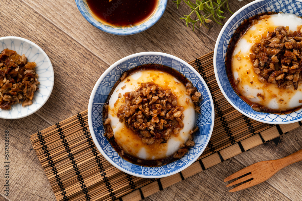 台湾风味米饭布丁Wa gui配切碎的萝卜干和酱油