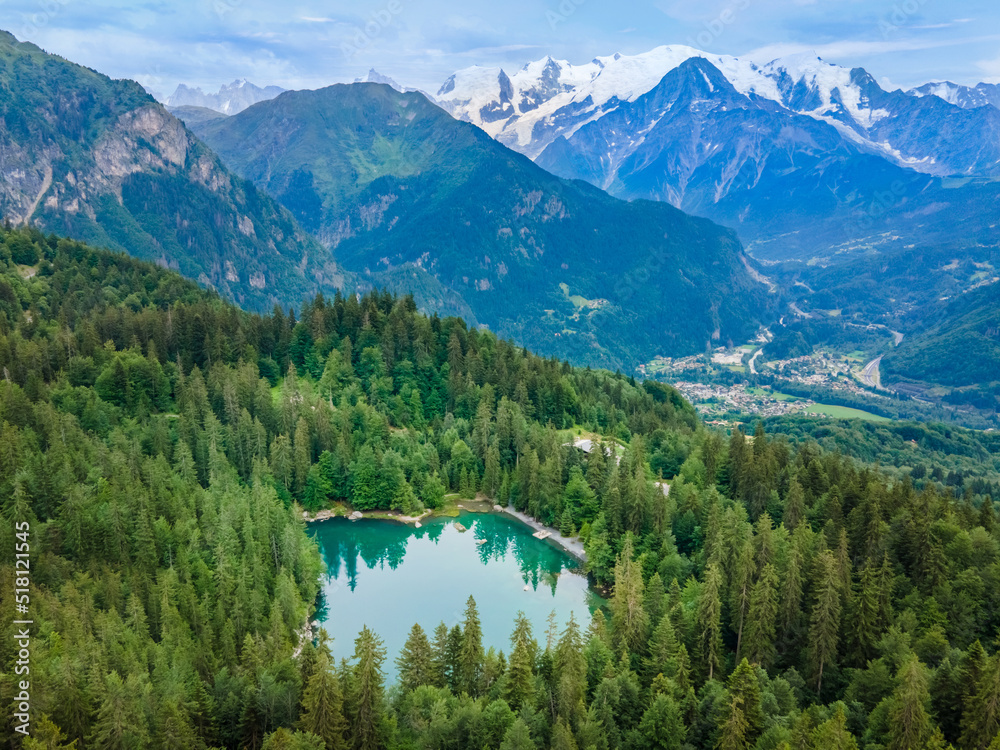 法国夏蒙尼附近阿尔卑斯山脉的勃朗峰和维湖景观。夏季法国阿尔卑斯风景