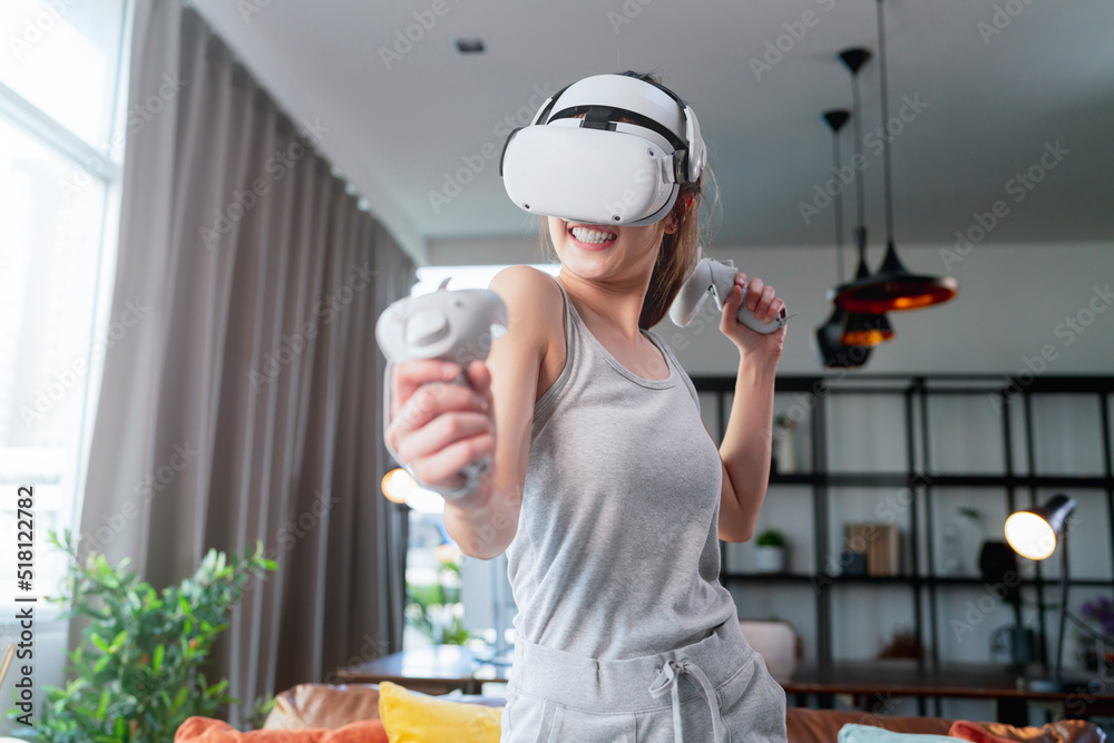 渴望享受3d虚拟游戏未来体验年轻亚洲女性佩戴vr耳机技术