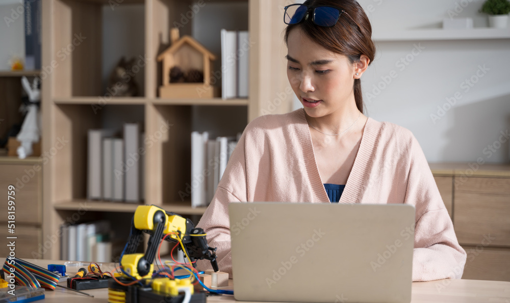 在家从事机器人项目的年轻亚洲女性工程师程序员