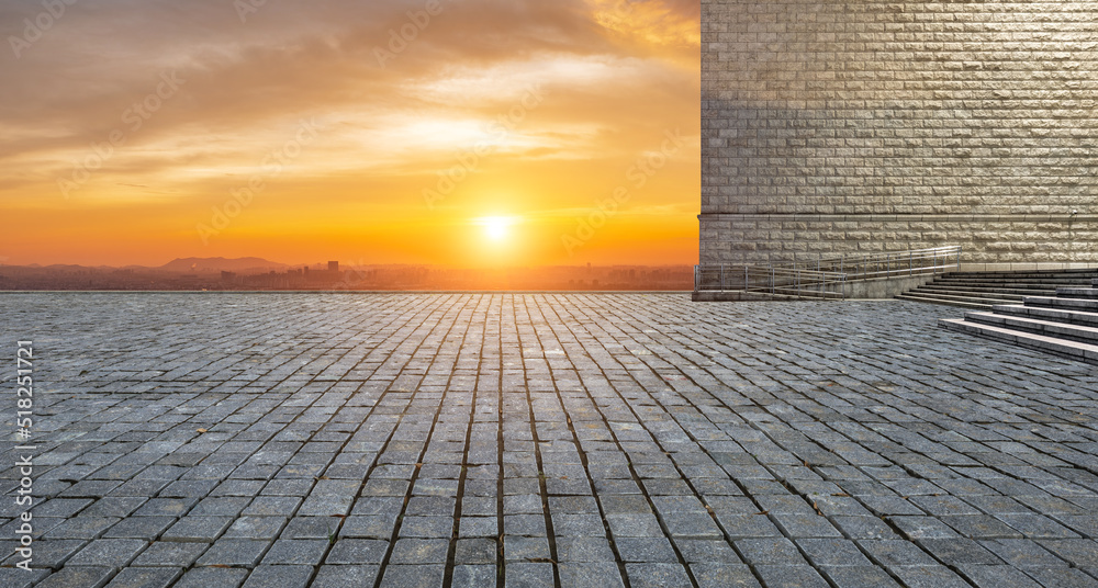 空荡荡的地板和日落时的现代城市天际线景色。高角度视角。