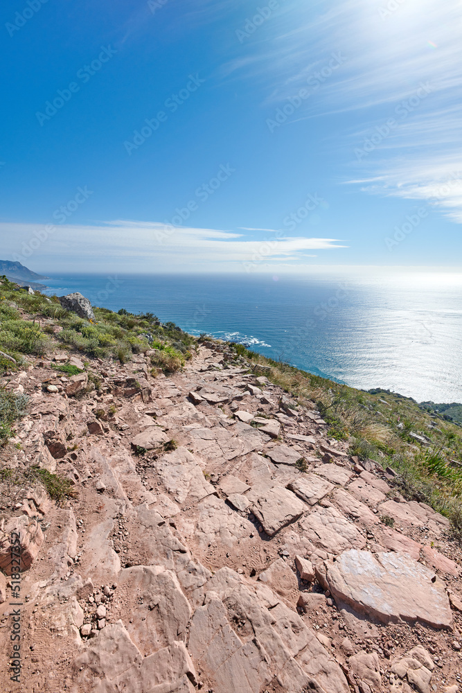 通往美丽的大海蓝天的山路。冒险穿越，岩石小径和绿色环绕
