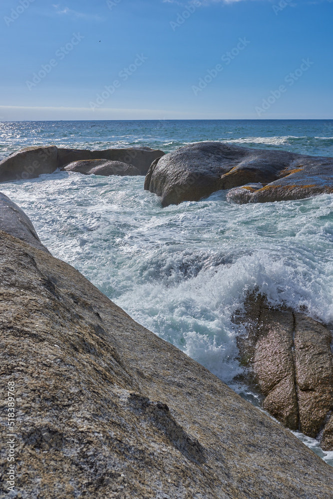 夏季海洋和水中巨石的景观。海浪冲击的景观