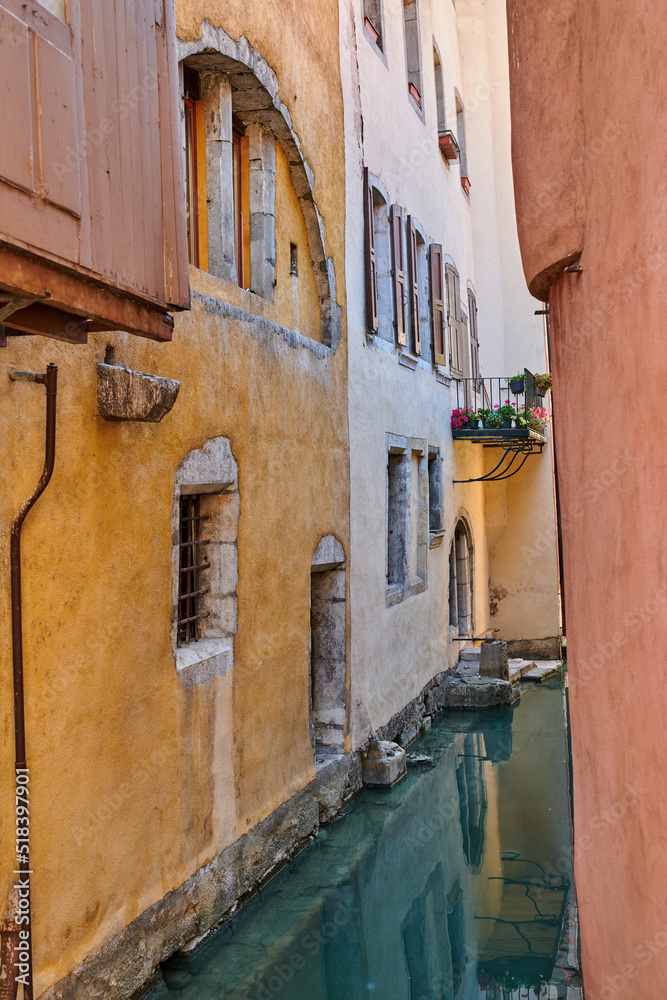 法国安纳西市中世纪地区房屋、道路和街道之间的运河