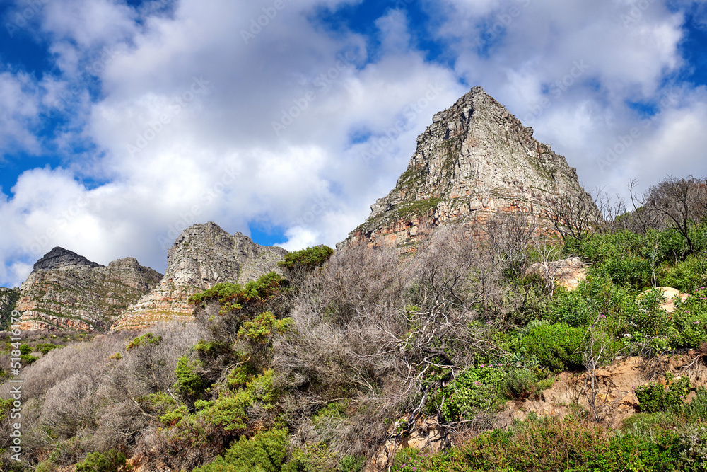 南非开普敦的山脉景观，在多云的蓝天下复制贝尔的空间