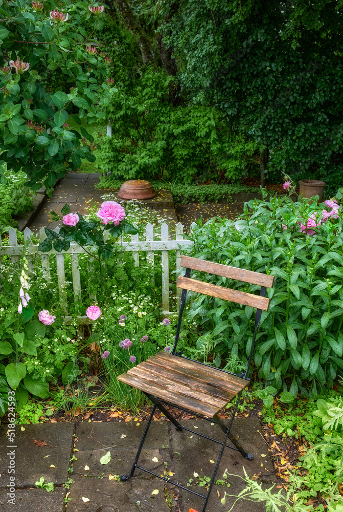 坐在郁郁葱葱的花园里，可以欣赏到宁静、放松的景色和室外新鲜空气。充满活力的公园景观