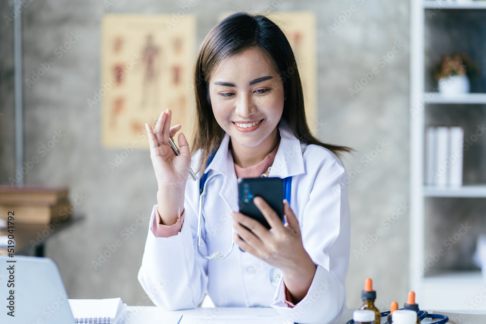 亚洲女医生使用笔记本电脑在线视频通话远程与患者交谈。