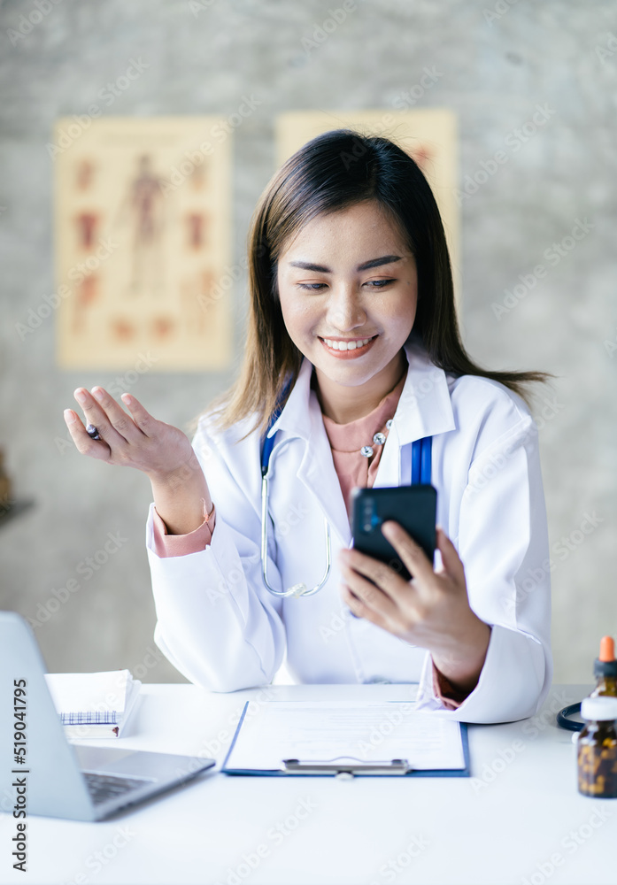 亚洲女医生使用笔记本电脑在线视频通话远程与患者交谈。