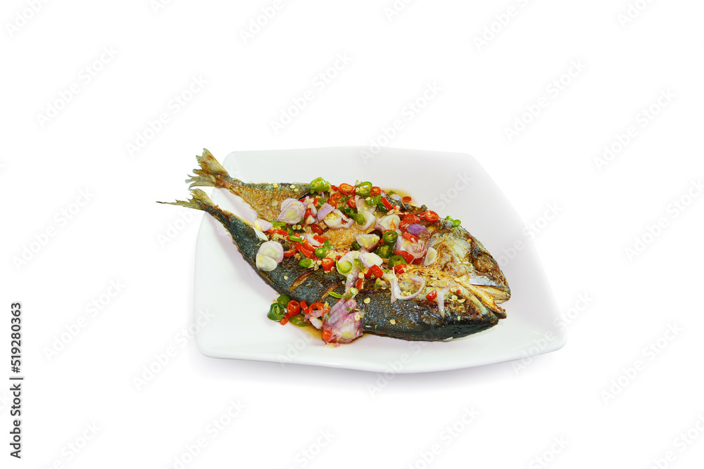 白色方形盘子里的咸鱼沙拉这是泰国的一种受欢迎的白底食物