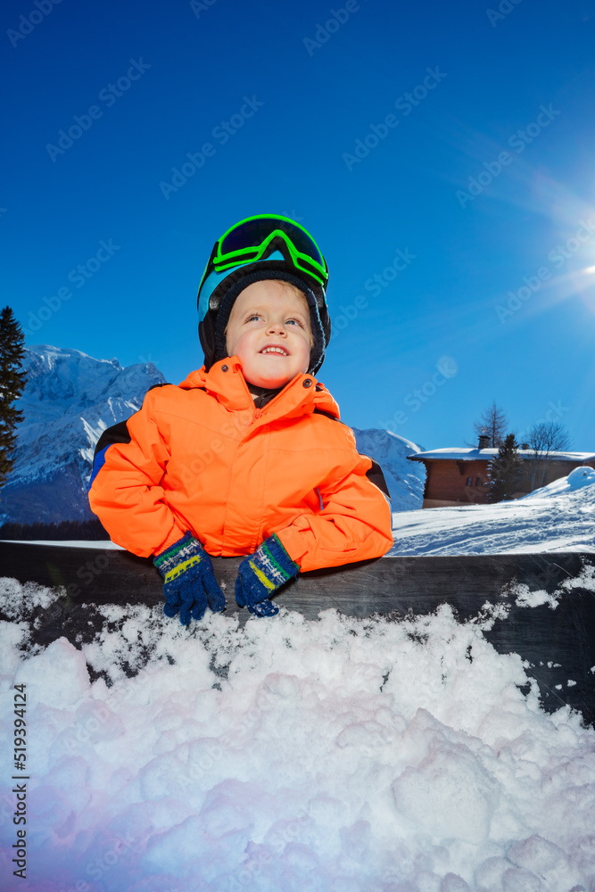 滑雪道上一个快乐的滑雪小男孩的近景
